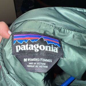 Patagonia Green Puffer Vest Weather-Resistant Outdoor Essential
